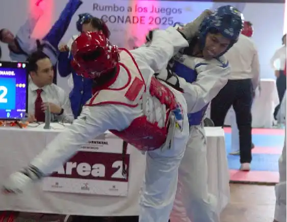 Jóvenes compitiendo en torneo oficial de Taekwondo con peto y casco en Lobos TKD Pachuca