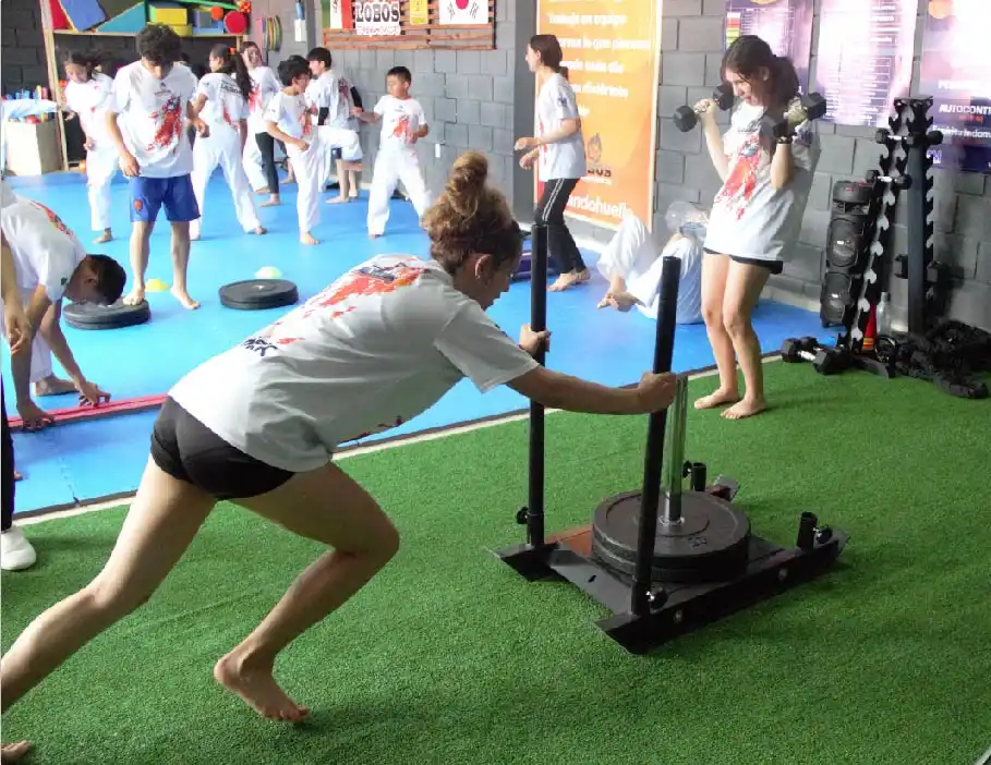 Adultos y jóvenes realizando ejercicios funcionales en grupo durante clases de acondicionamiento físico en Lobos TKD Pachuca