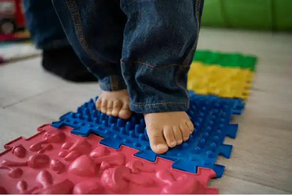 Bebé practicando estimulación temprana con tapete sensorial en centro infantil de Pachuca