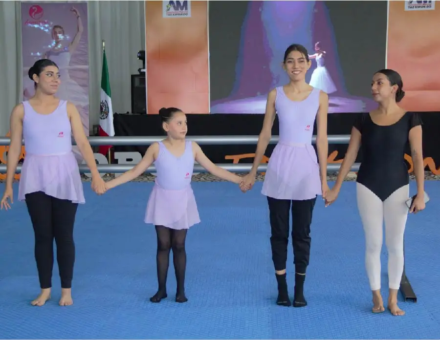 Alumnas y profesora tomadas de la mano en presentación de ballet infantil en Pachuca